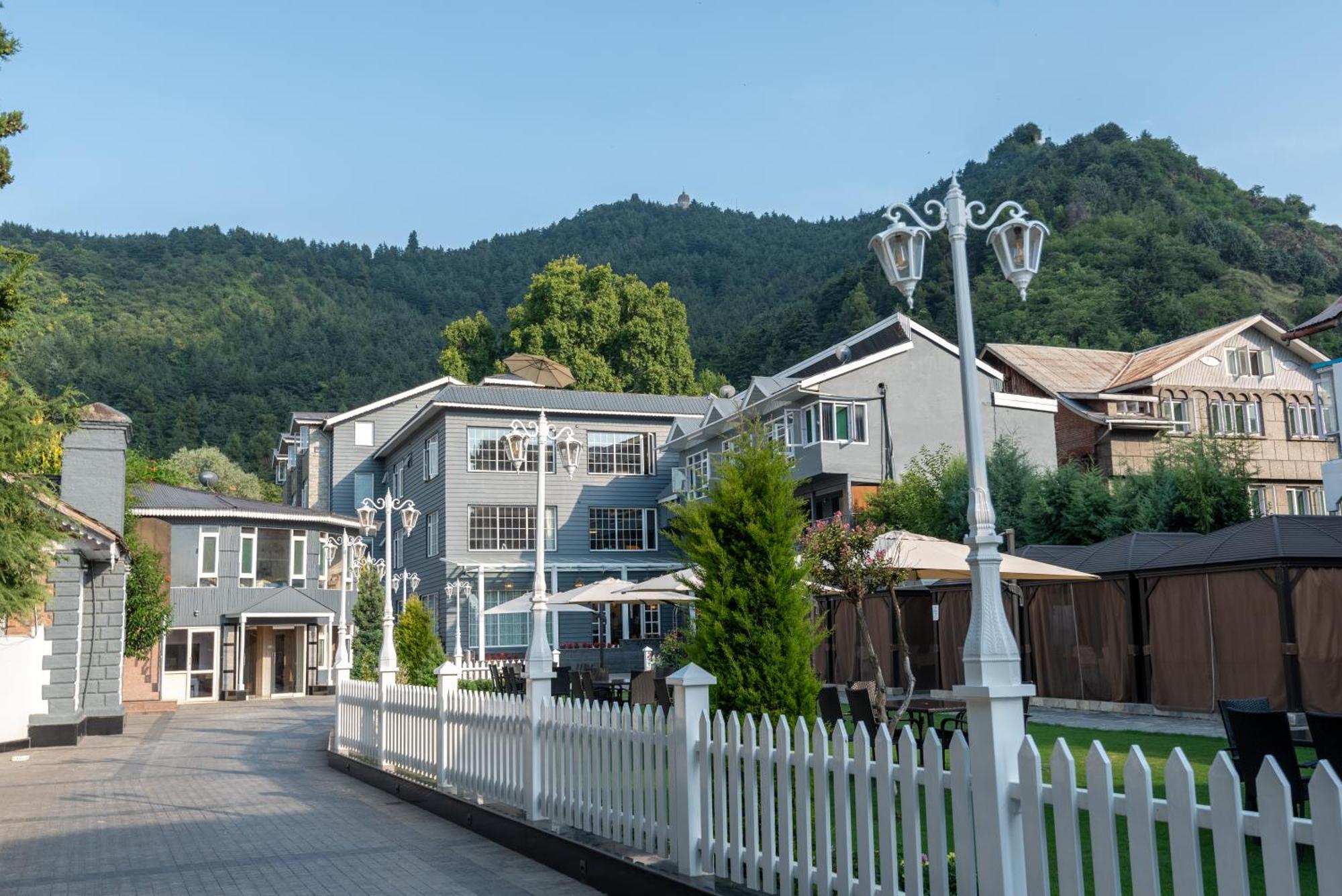 Hotel Grand Boulevard Durgjan Exterior foto