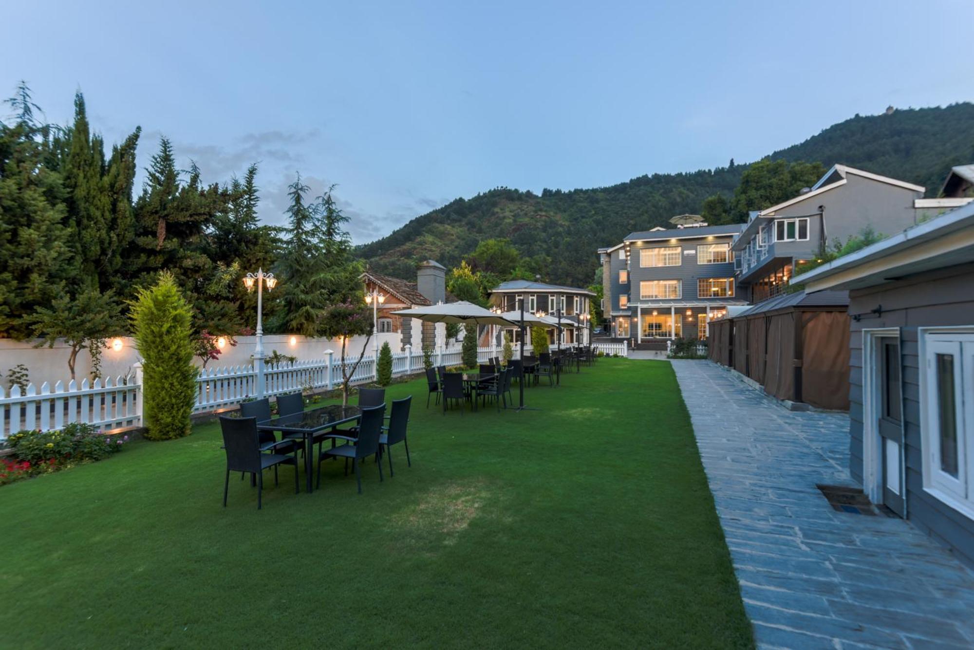 Hotel Grand Boulevard Durgjan Exterior foto